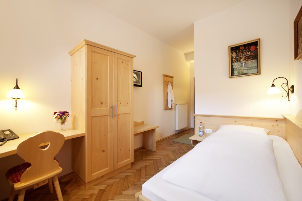 Hahn Hotel 18/35