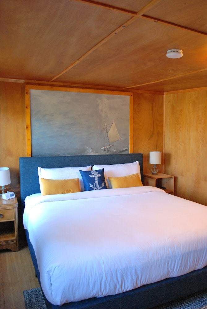 Anchor Inn Resort 17/50