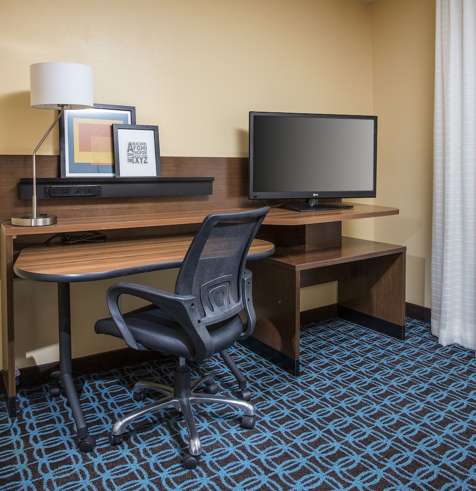 Fairfield Inn Suites Lexington Keeneland Airport 20/21