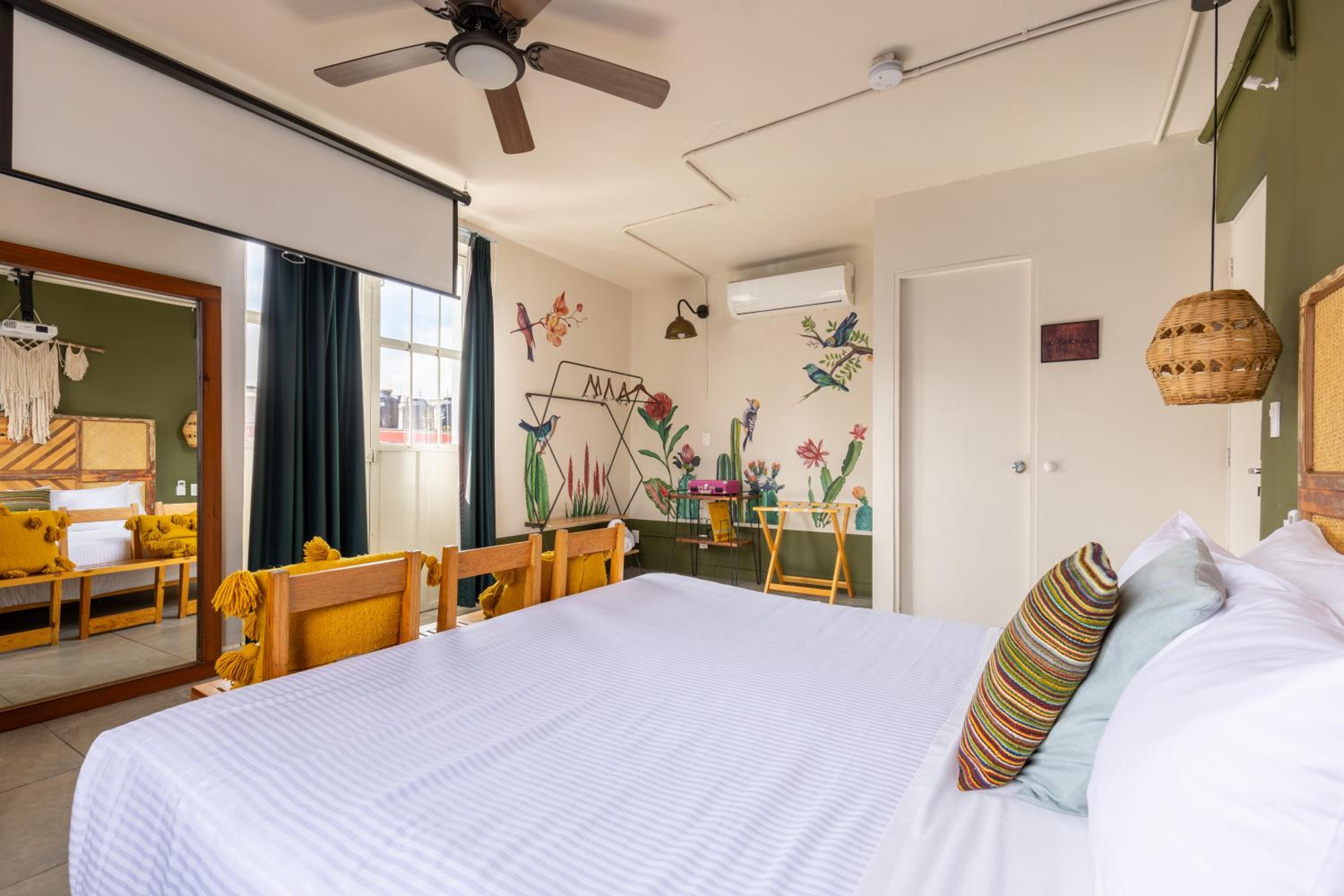 Unique, Queen Bed