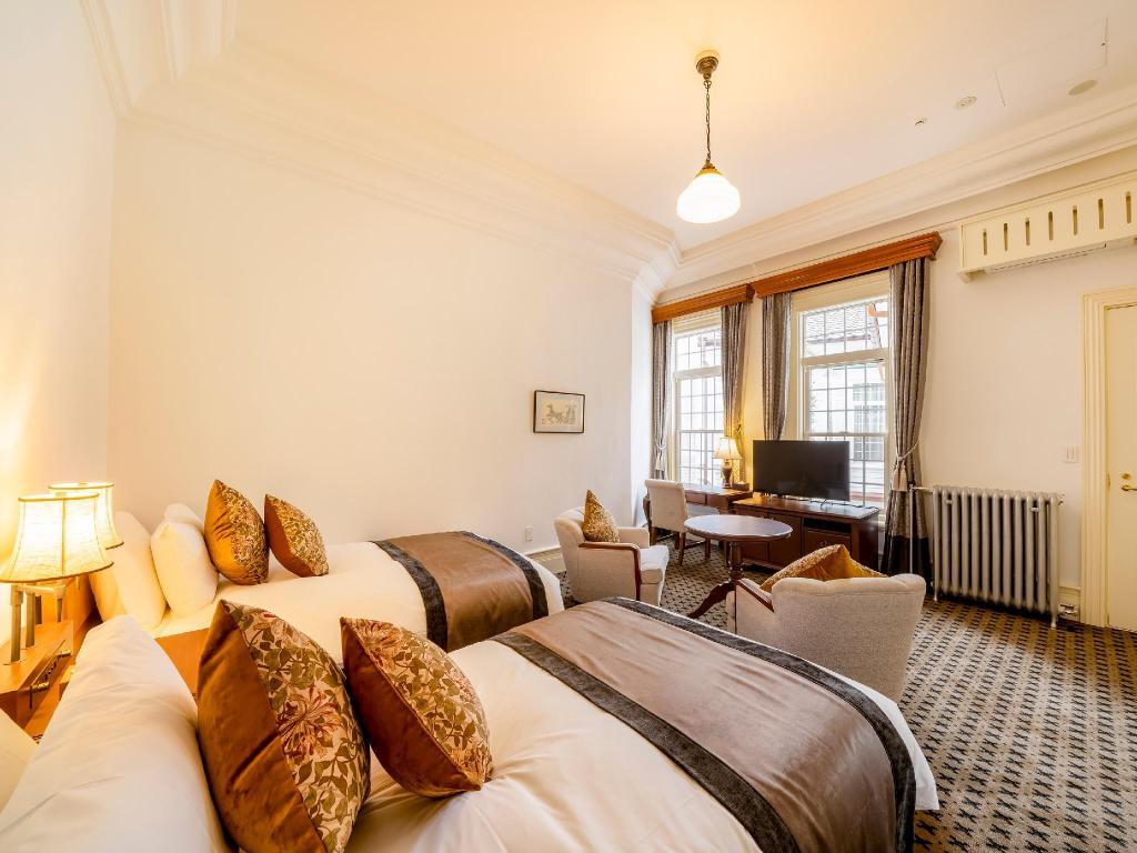 Twin Beds, West Wing