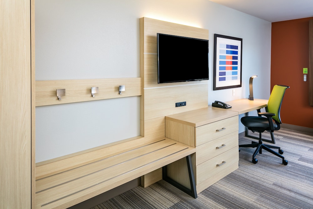Holiday Inn Express & Suites Bend South 39/45