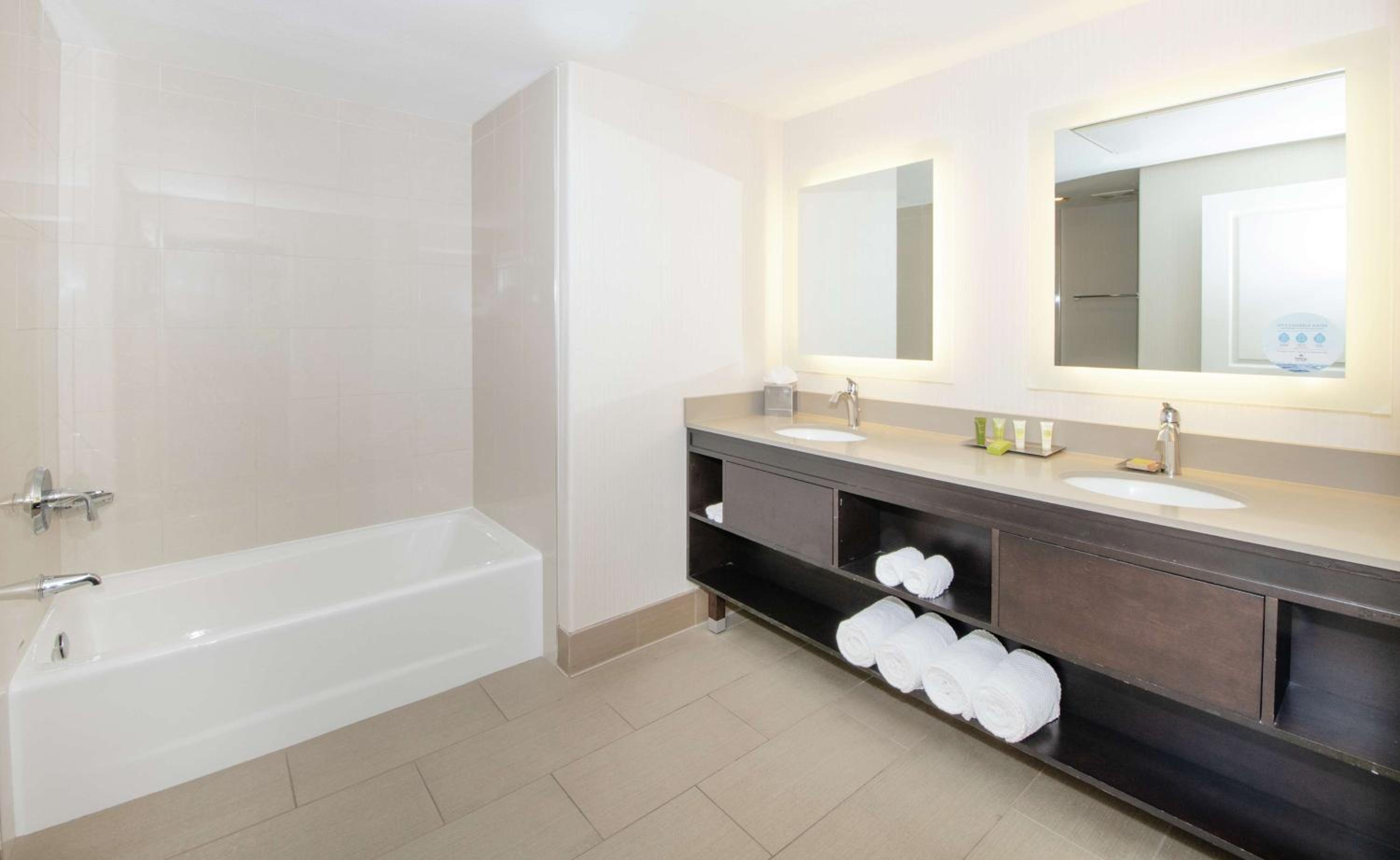 1 Bedroom, Suite, King Bed, Balcony or Patio، Hilton Santa Cruz/Scotts Valley 6/9