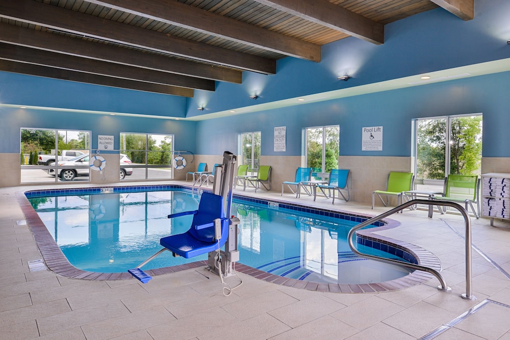 Holiday Inn Express Suites Siloam Springs 3/57