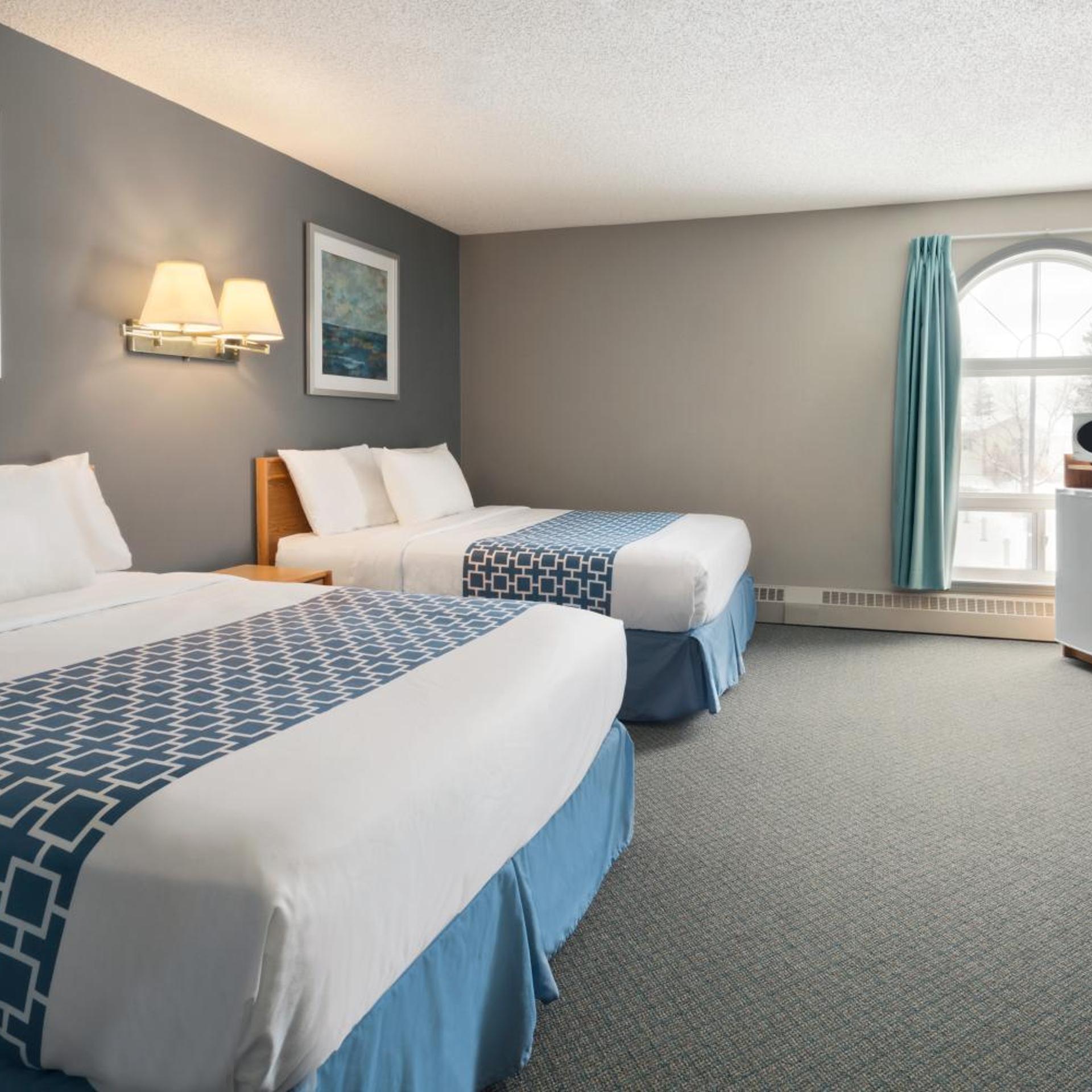 غرفة ديلوكس بسرير كينج وسريرين كوين، Travelodge by Wyndham Edmonton Airport 2/9