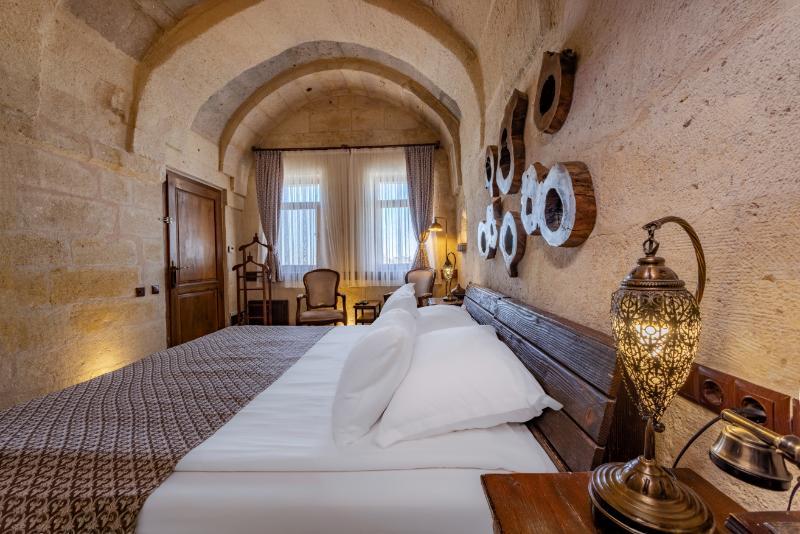 Stone, Superior, King and Twin Beds, Bathtub