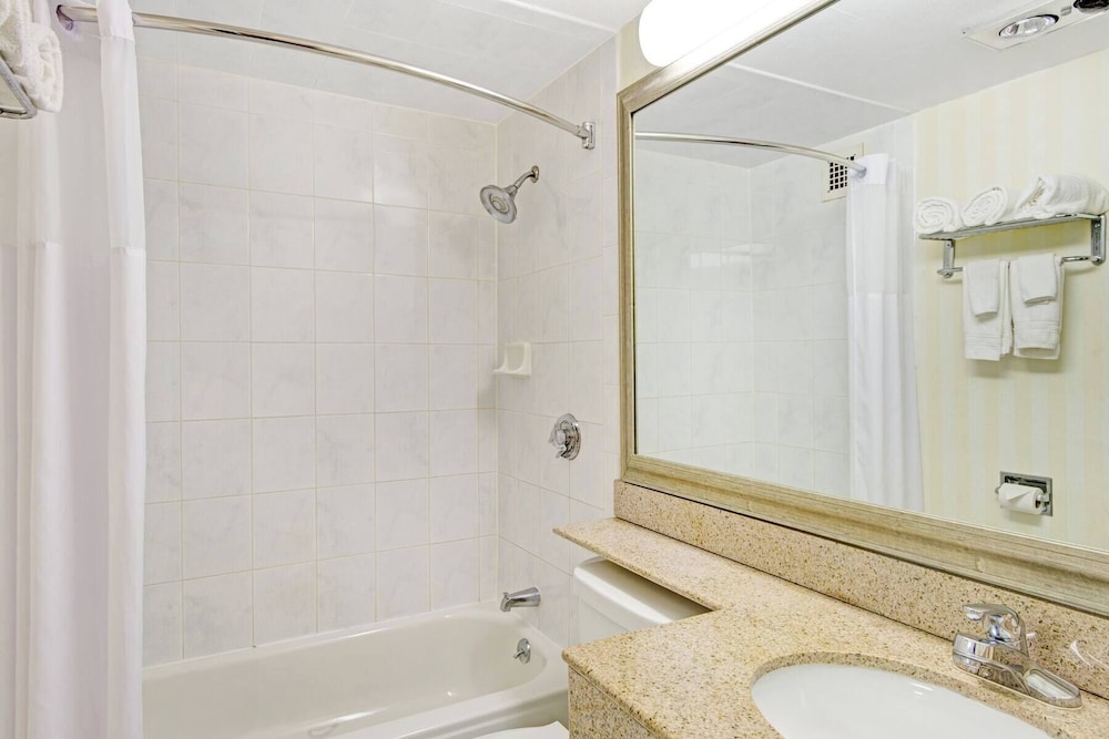Days Hotel & Conference Center - Methuen 32/32