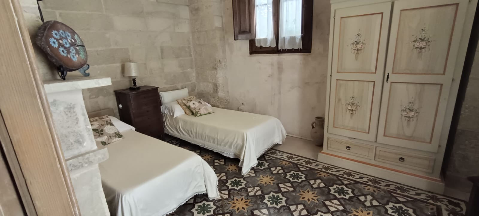غرفة رباعية بشرفة