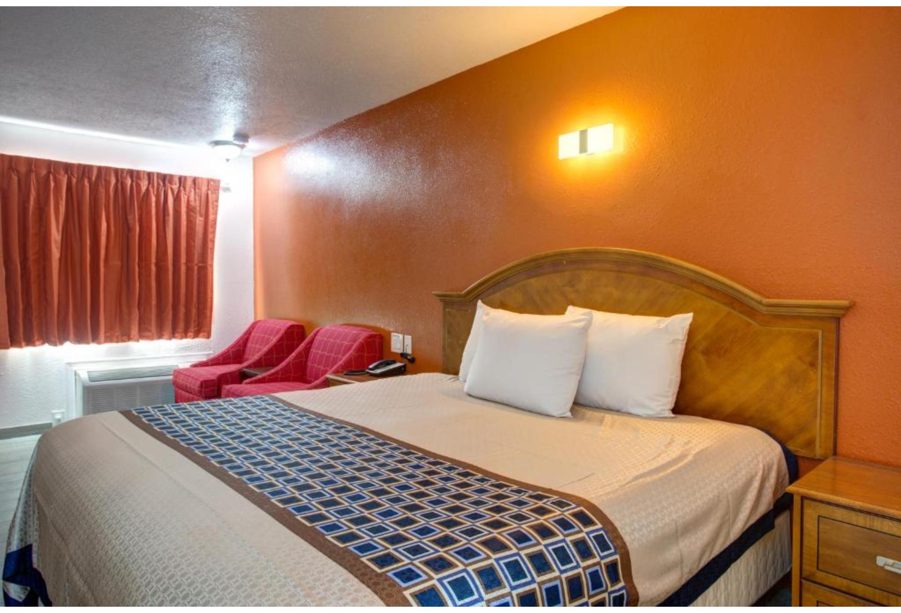 1 King Bed - Non-Smoking, Micfridge