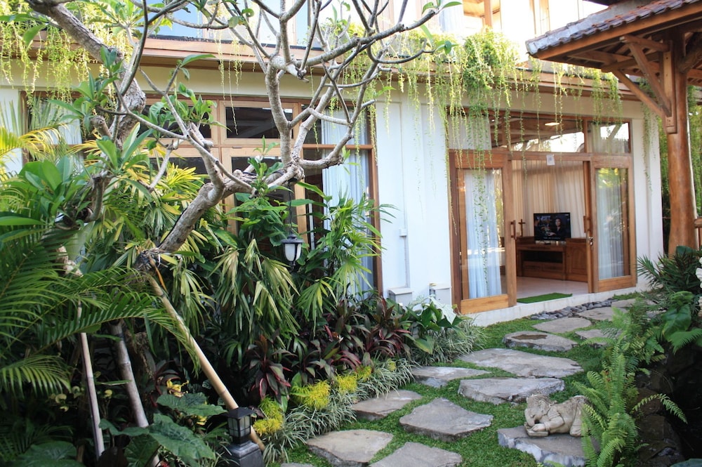 Graha Sandat Villas by Pramana Villas 29/33