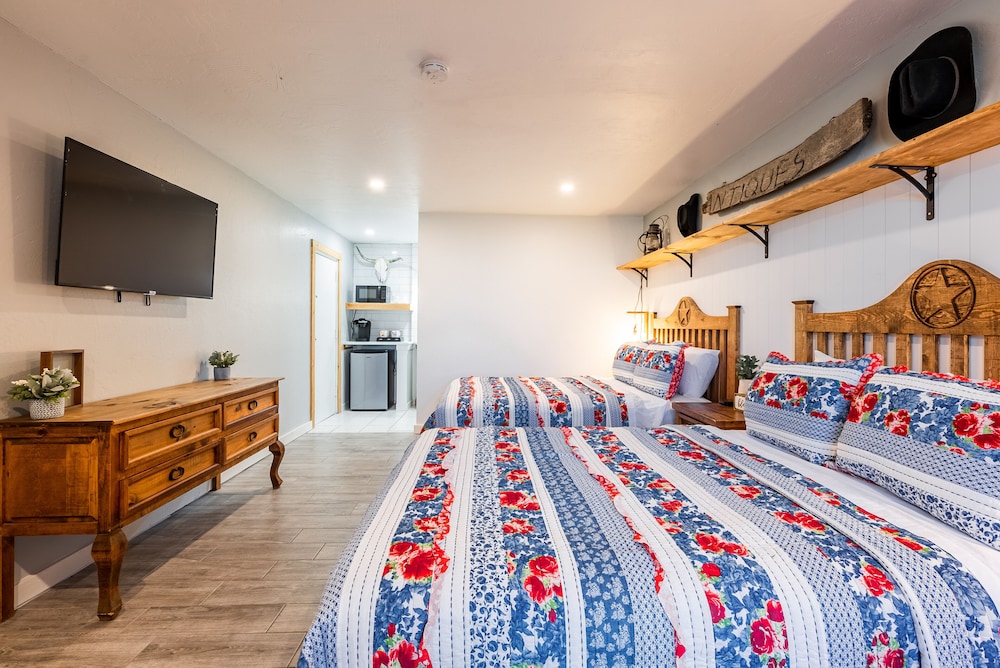 DELUXE, 2 QUEEN BEDS