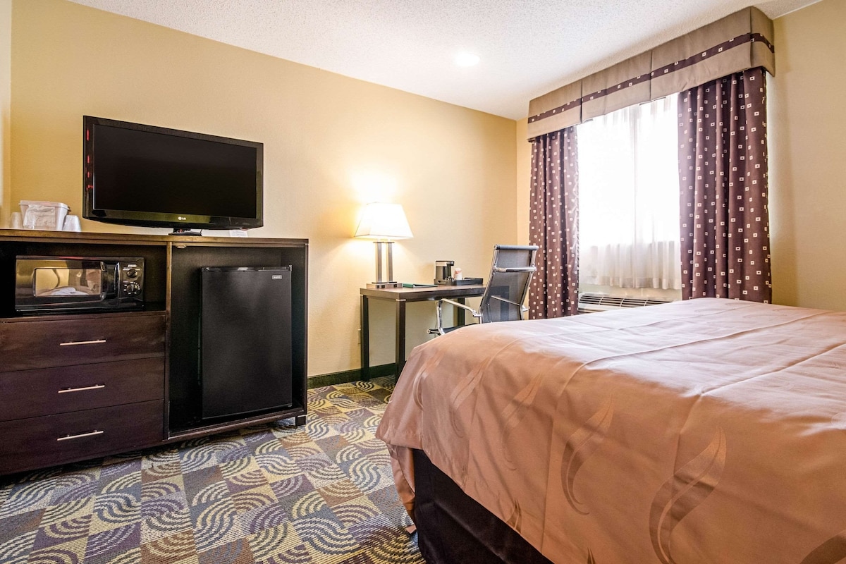 Upgrade, Queen Bed