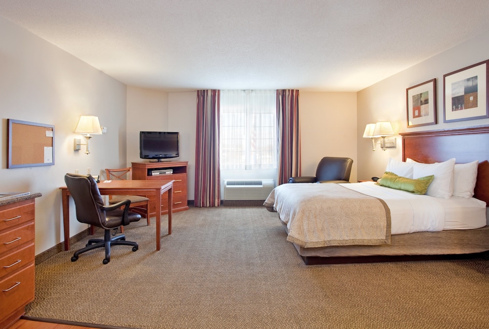 CANDLEWOOD SUITES ROCKFORD 13/38
