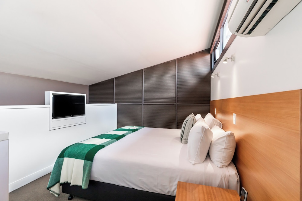 The Henry Jones Art Hotel 24/77