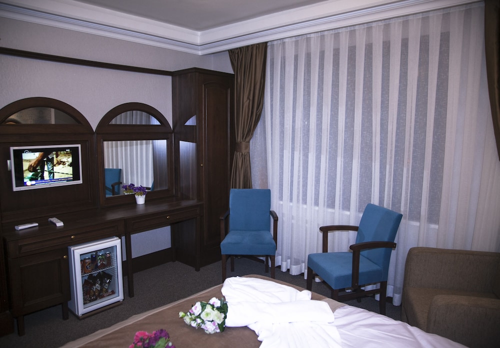 Golden Pen Hotel 33/45