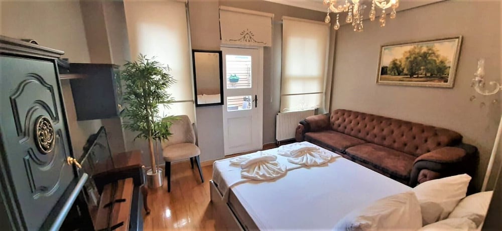 ROOM, DOUBLE BED