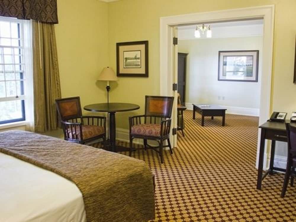 Lake Yellowstone Hotel And Cabins 38/46