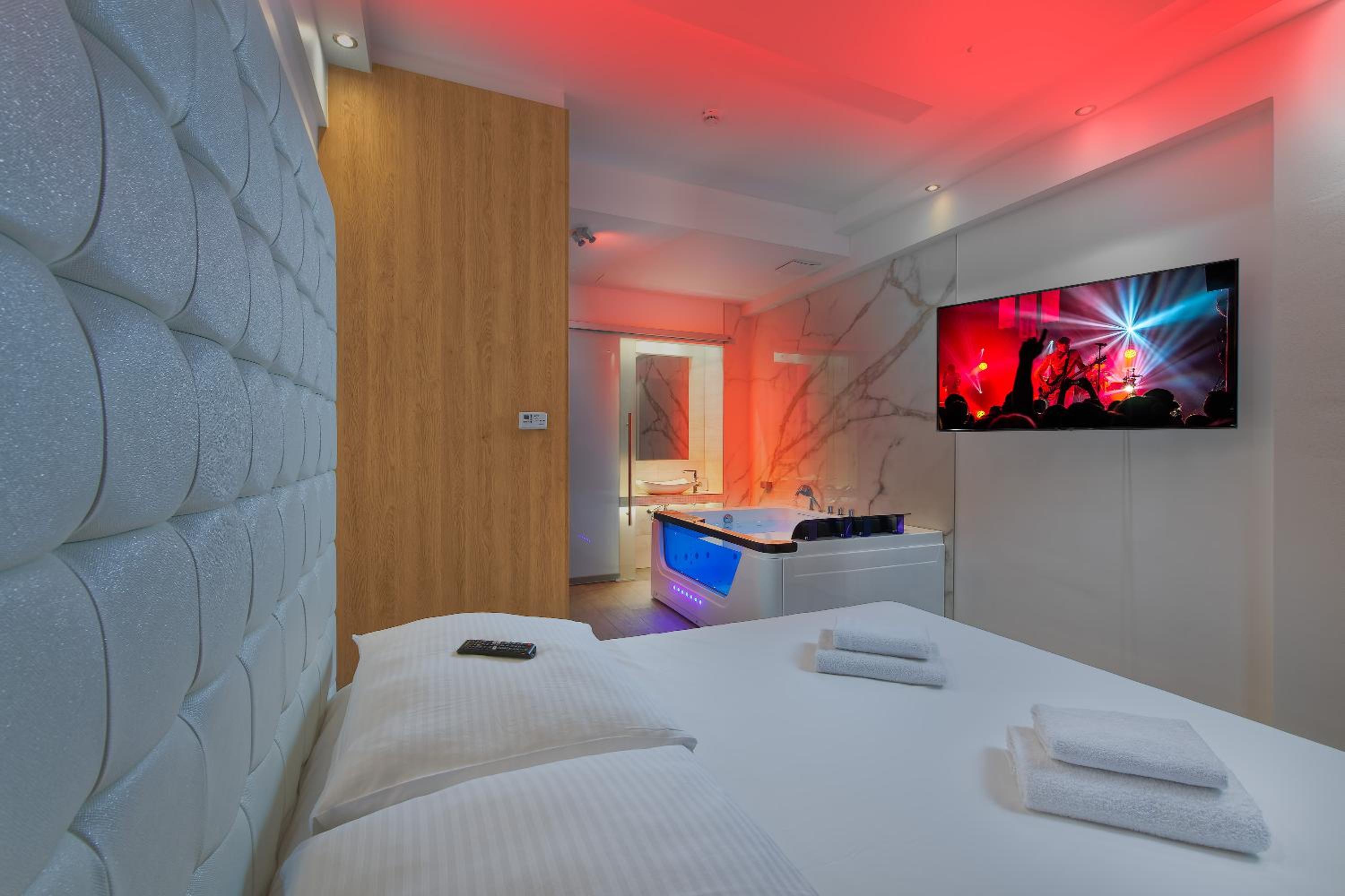 Wellness, Jetted Tub
