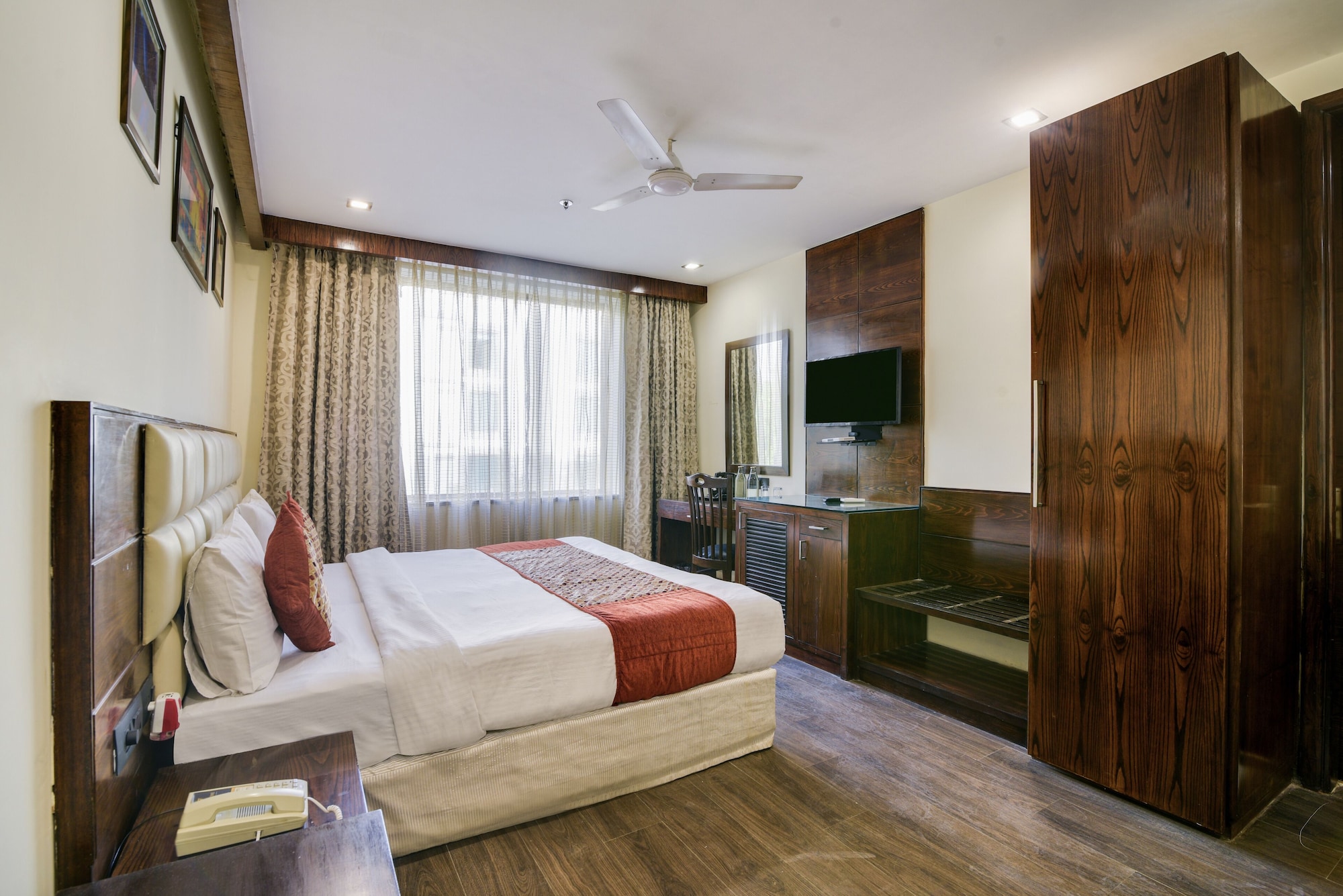غرفة تنفيذية بسرير كينج، Hotel Blue Stone - Nehru Place 9/10