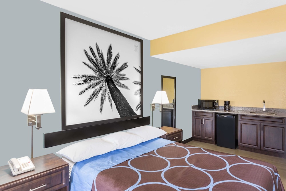 Super 8 By Wyndham Sarasota Near Siesta Key 17/29
