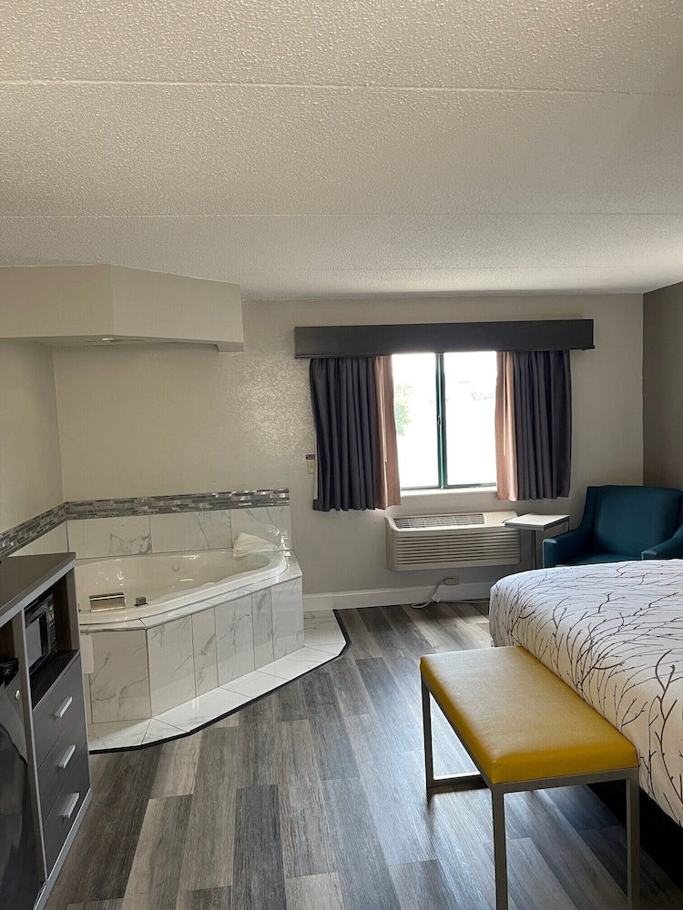 HomeTown Inn and Suites Belle Plaine 18/65