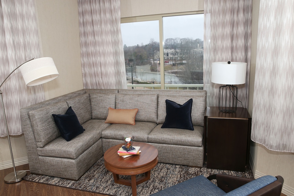 HOTEL INDIGO NAPERVILLE RIVERWALK 50/78