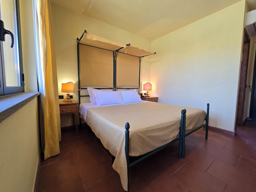 Marina Del Marchese Beach Resort 33/62