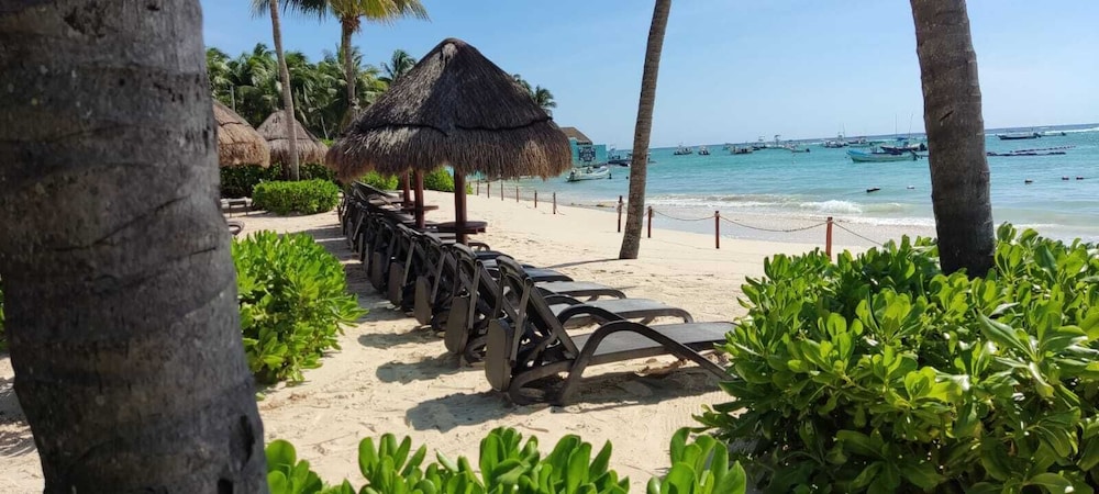 The Elements Oceanfront & Beachside Condo Hotel 40/50