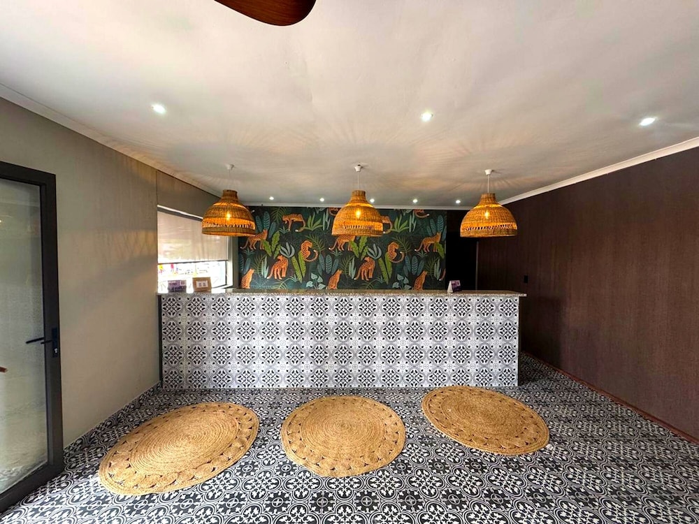 Elephant Springs Hotel &amp; Cabanas 13/80