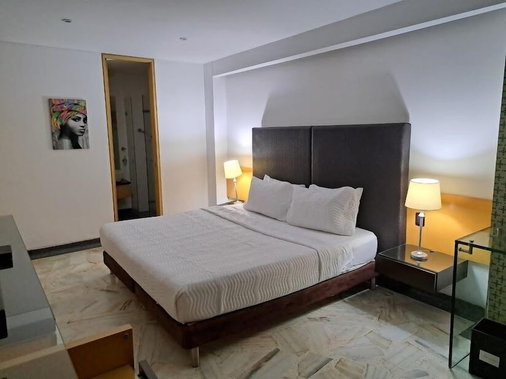 AW Hotel Luxor Versalles 9/14