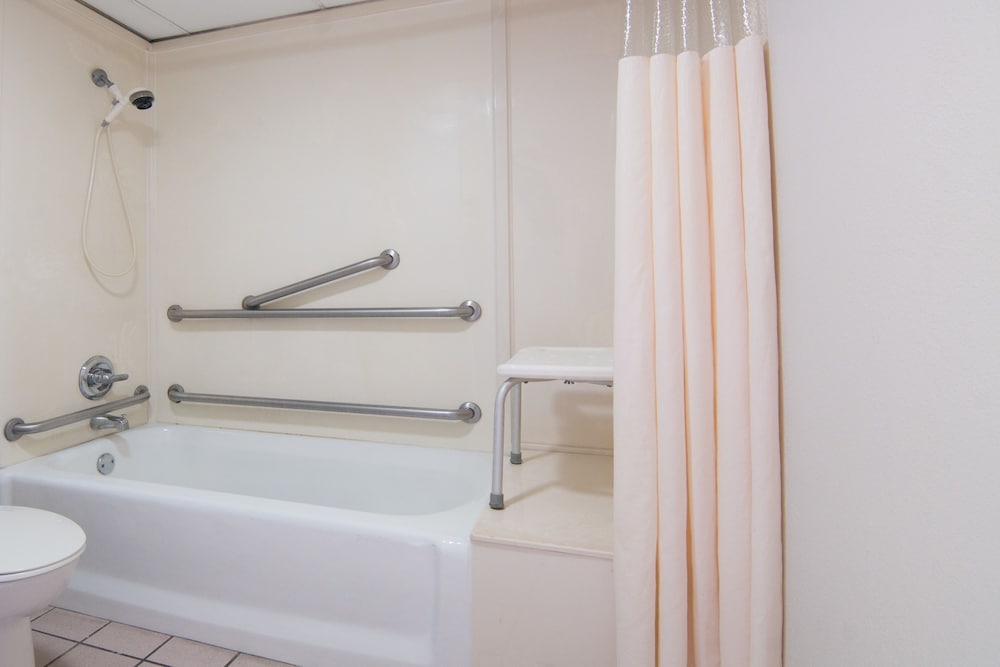 Days Inn & Suites by Wyndham Madisonville 6/35