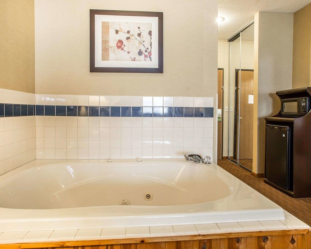 Quality Inn Greenville North 12/40