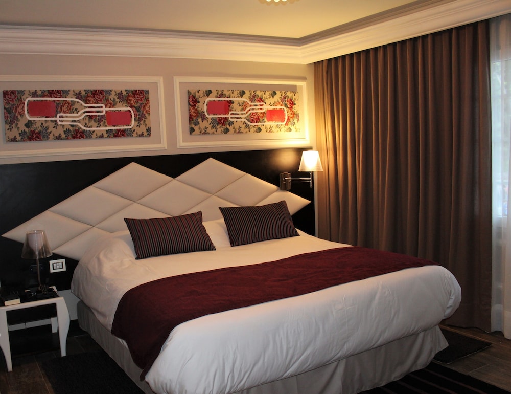 EXECUTIVE, DOUBLE OR TWIN BED
