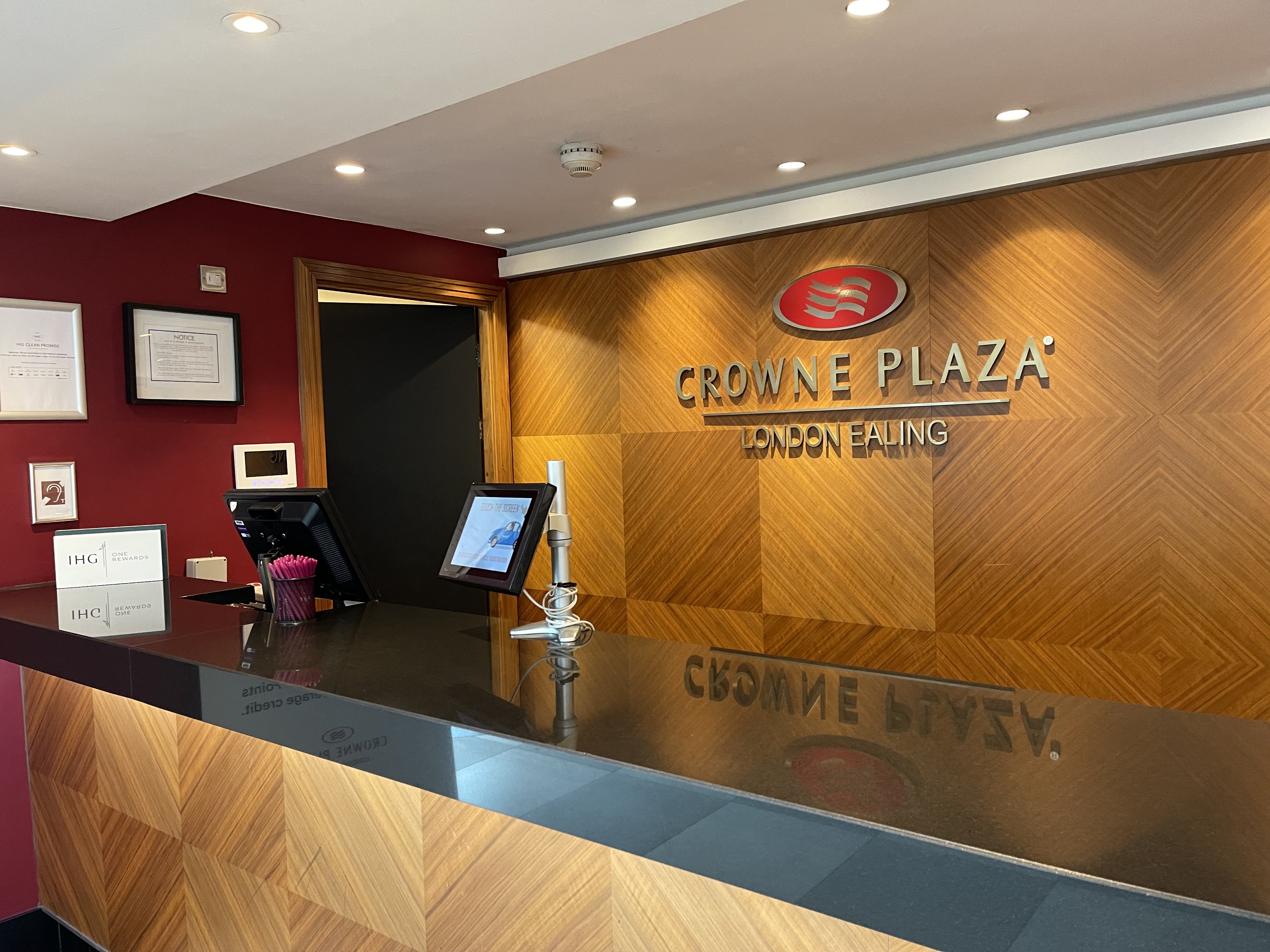 Crowne Plaza Ealing 9/76