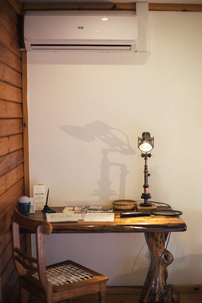 The Log Cabin 8/50