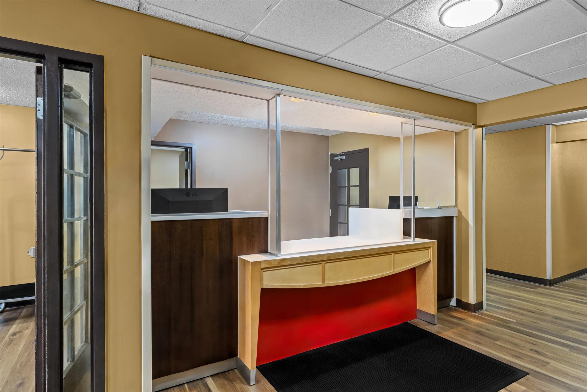 Suburban Studios Charlotte - Executive Park 4/10