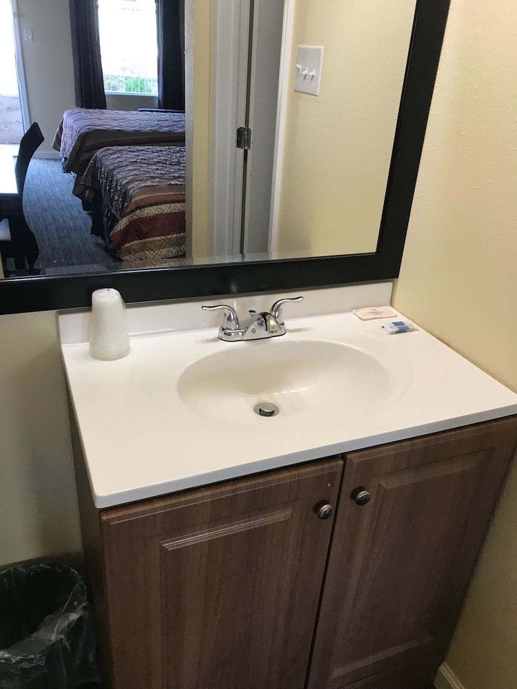 ROOM, QUEEN BED