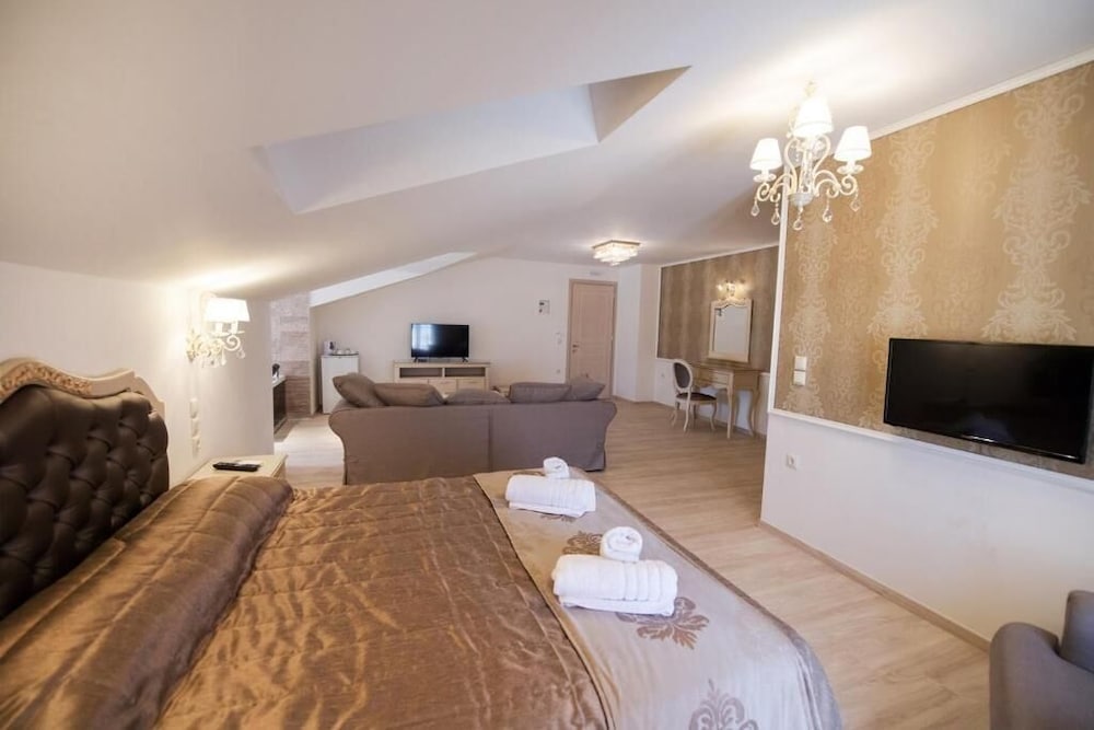Pirofani Hotel 13/50