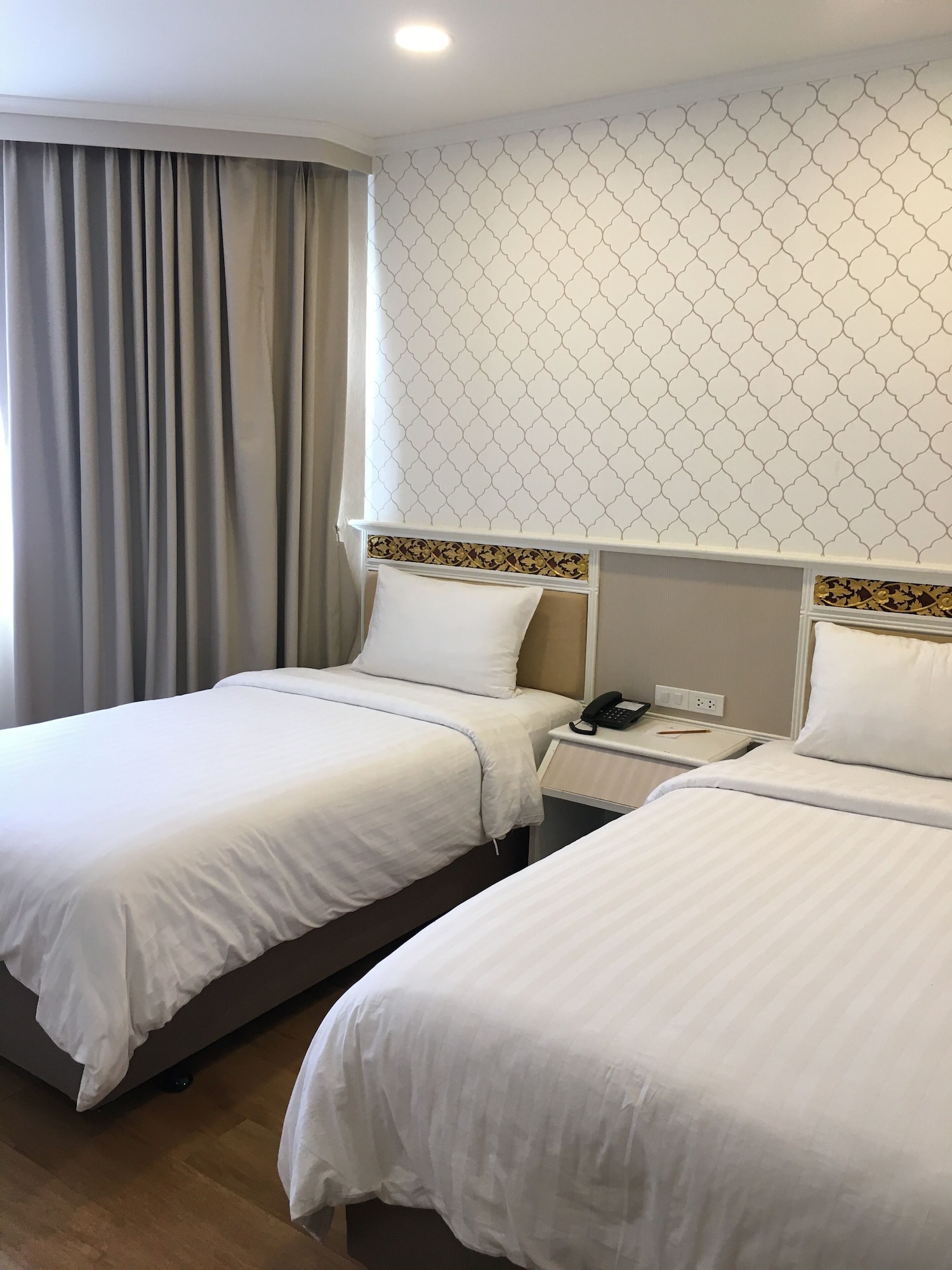 DELUXE, TWIN BEDS