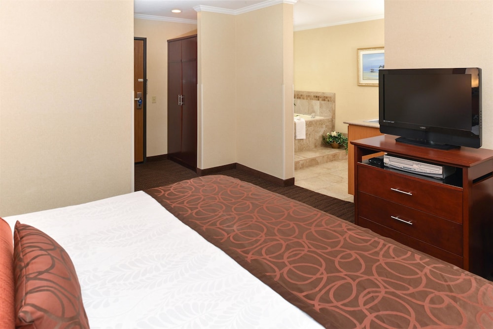 Best Western Plus Landmark Inn 8/34