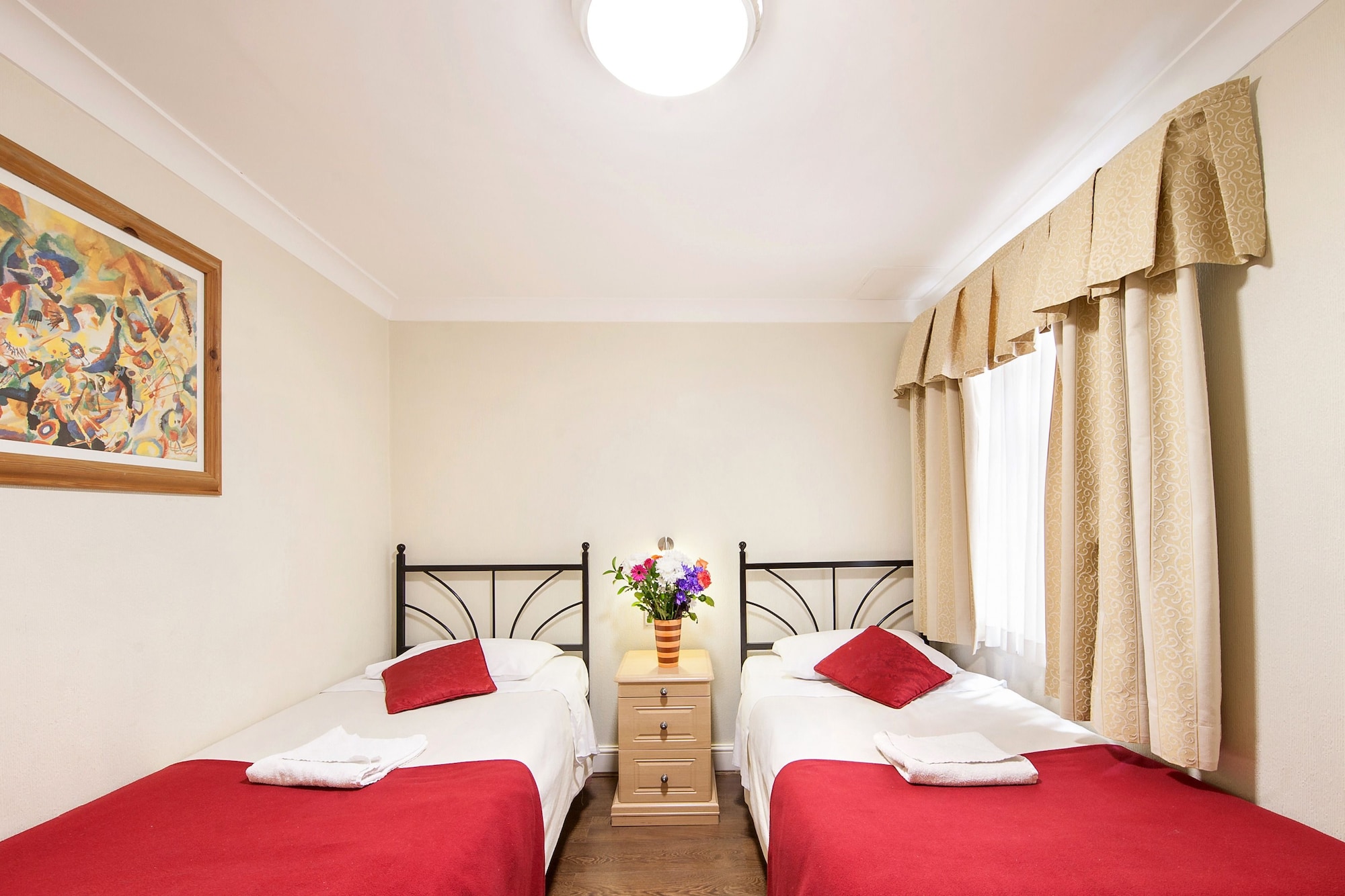 BUDGET, BASEMENT, TWIN BEDS