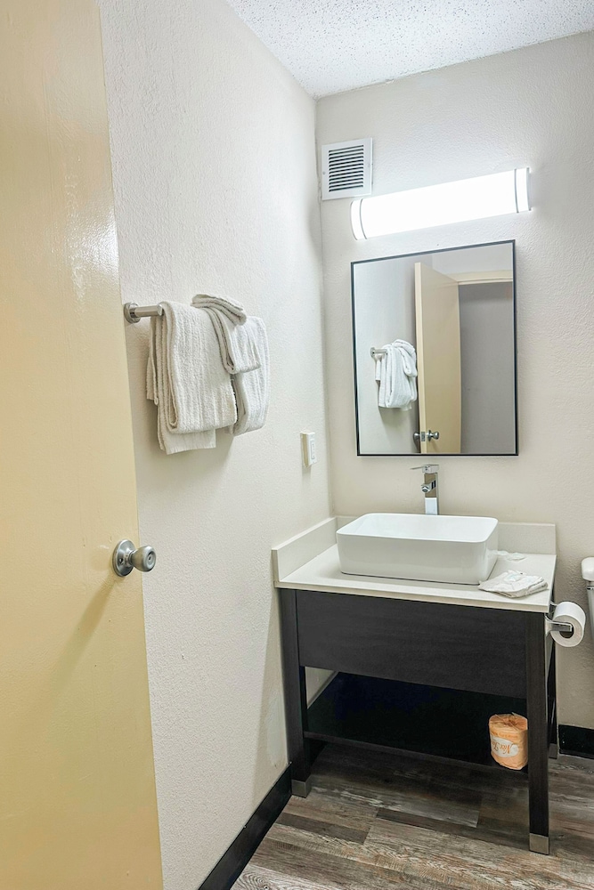 Room, King Bed, Jackson Hotel And Convention Center 8/9