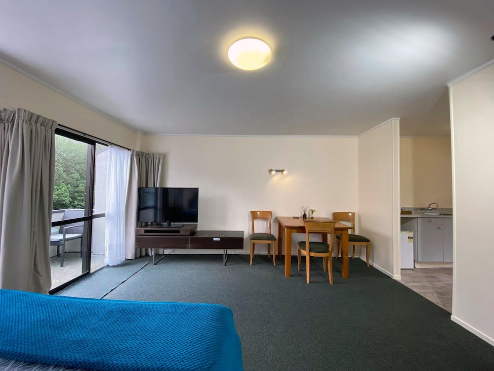 Pembrooke Motor Lodge, Whangarei 25/29