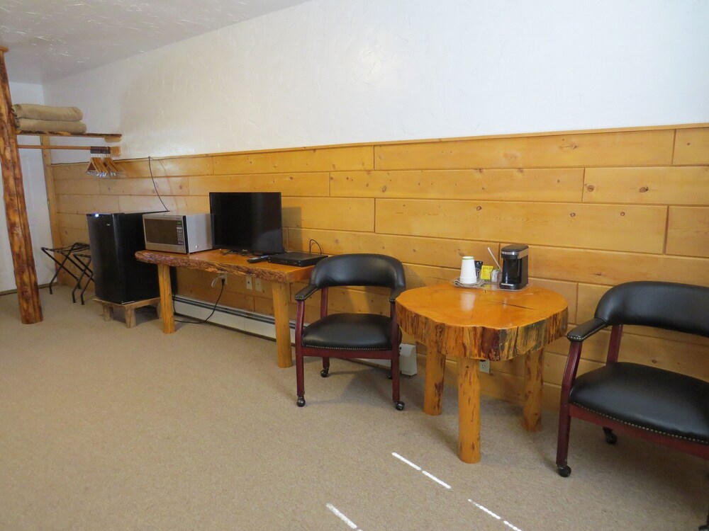 Chinook Winds Motel 61/76