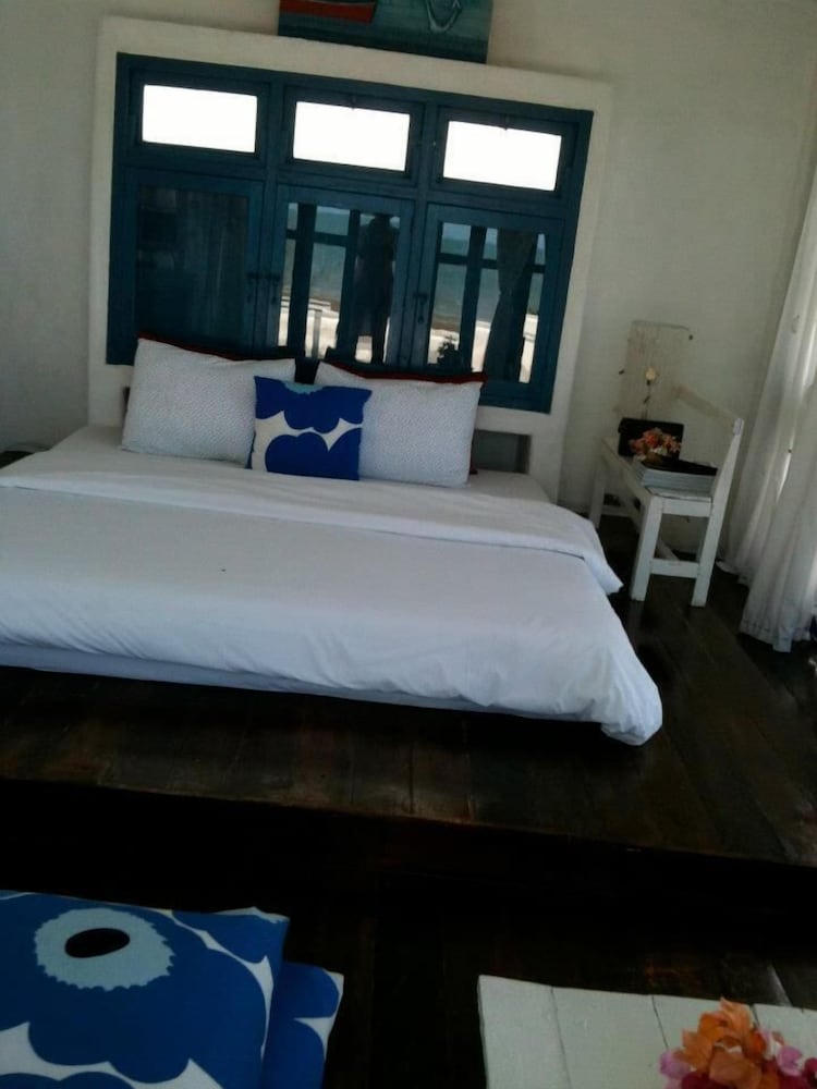 ROOM, BEACH FRONT