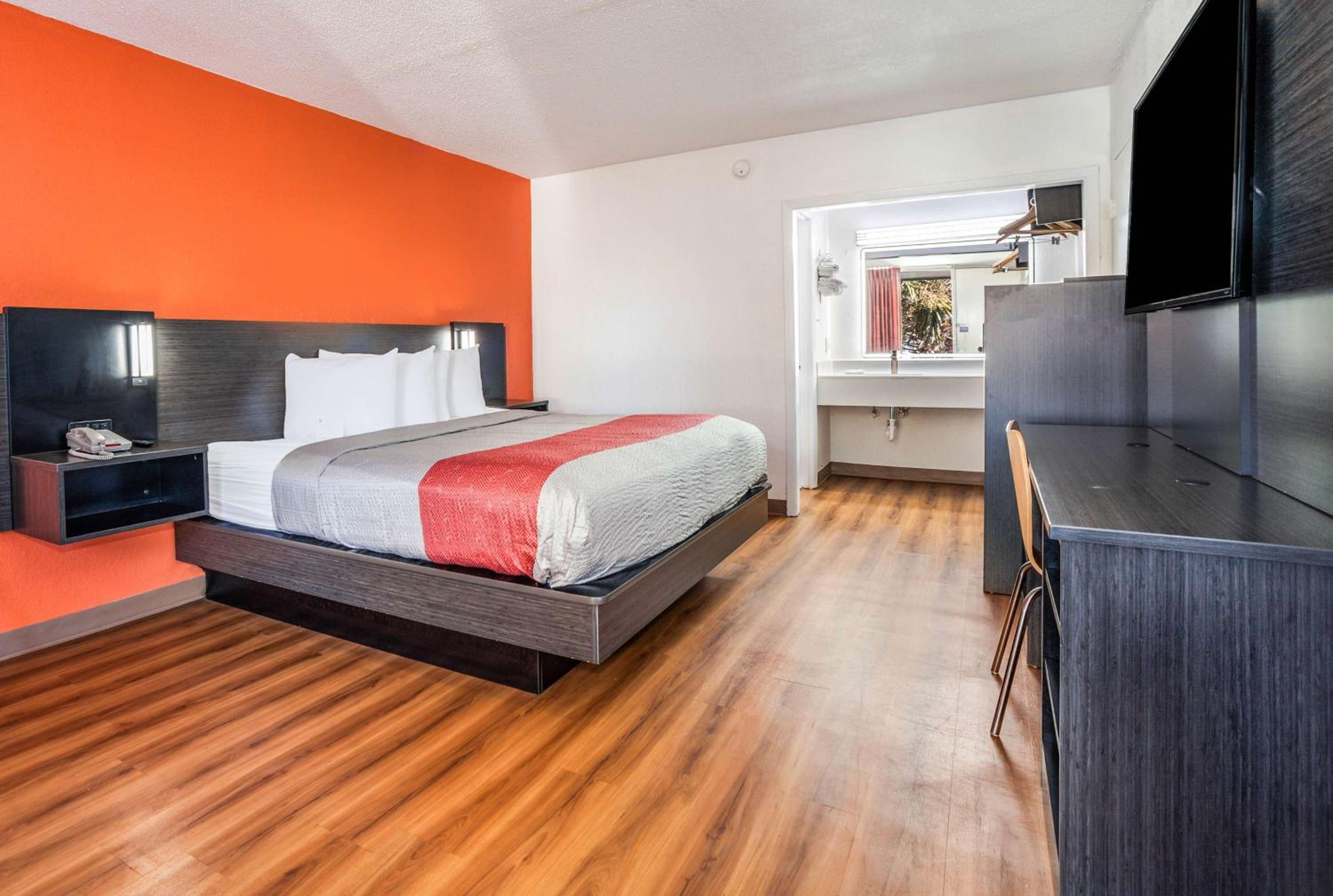 ROOM, KING BED, ACCESSIBLE