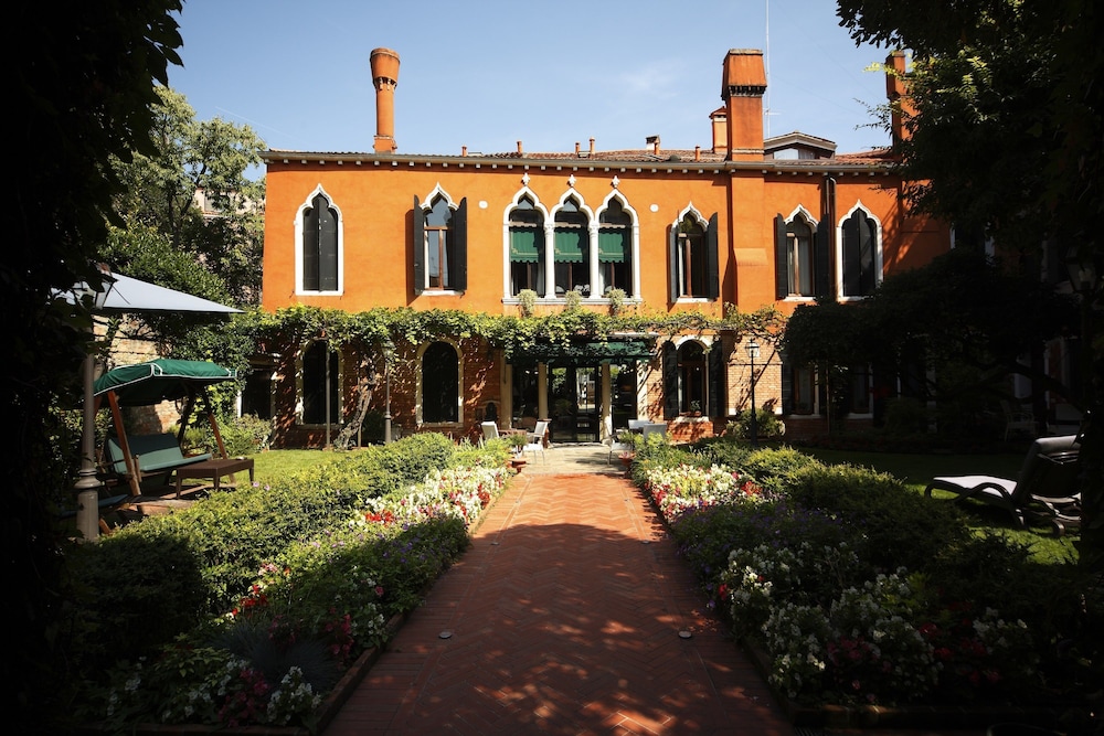 Pensione Accademia Villa Maravege 4/65