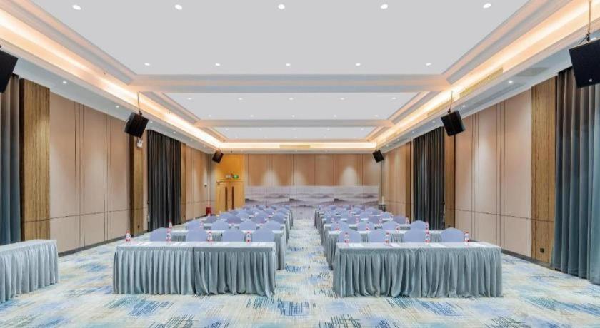 Vienna Hotel (Zhongshan Xiaolan High Speed Railway Station) 47/59