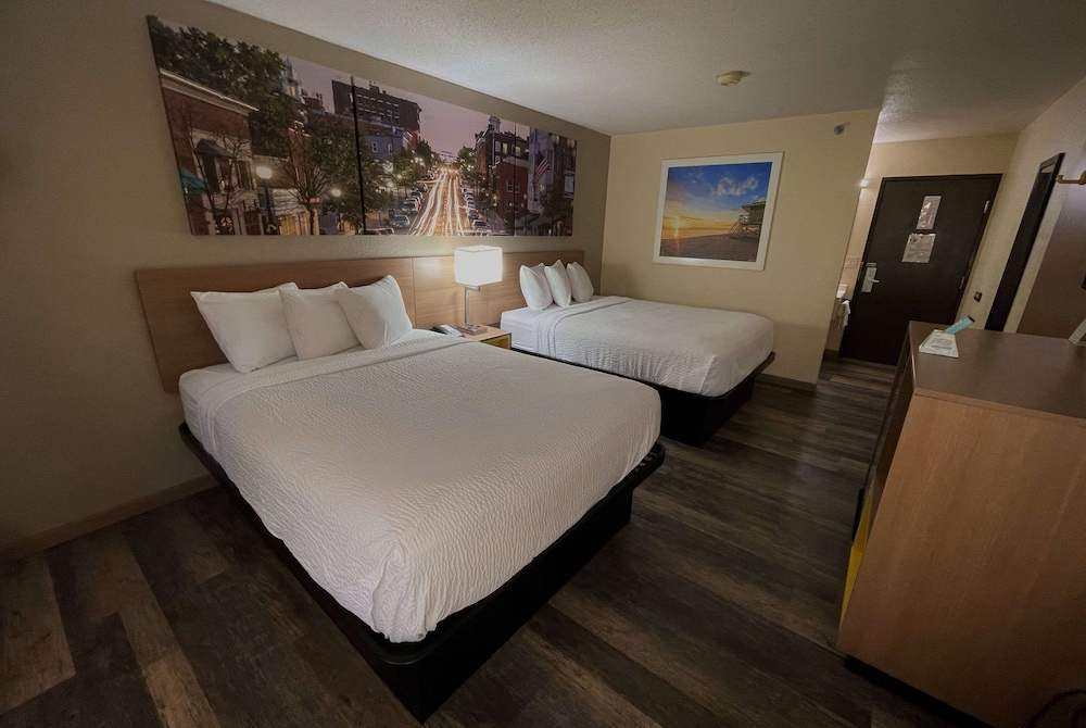 Days Inn & Suites by Wyndham Kaukauna WI 16/58