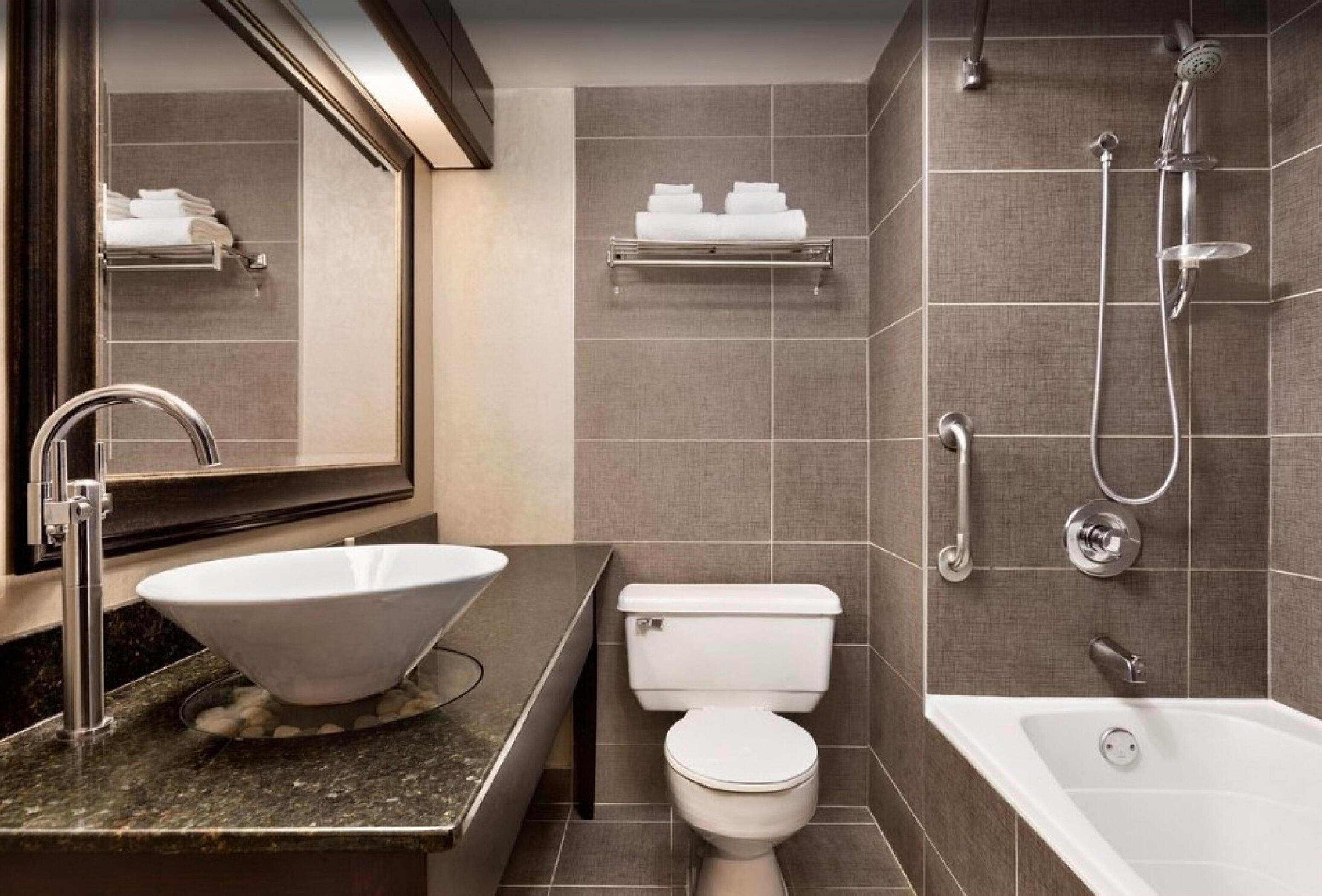 غرفة بسرير كينج، Travelodge by Wyndham Hotel & Convention Centre Quebec City 3/4